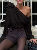 Top Asymétrique en Gaze Semi-Transparente avec Épaule Découverte et Rosette