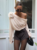 Top Asymétrique en Gaze Semi-Transparente avec Épaule Découverte et Rosette