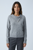 Grey pull maille col perles closeup