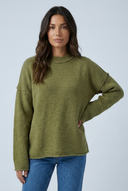 Olive pull oversize coutures apparentes closeup
