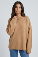 Camel pull oversize coutures apparentes closeup