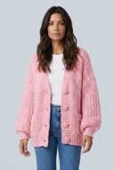 Pink cardigan grosse maille manches ballon closeup