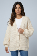 Cream cardigan grosse maille manches ballon closeup