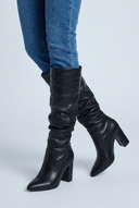 Black bottes hautes bout pointu talon carré closeup