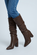 Brown bottes hautes bout pointu talon carré closeup
