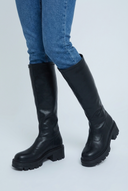 Black bottes hautes plateforme crantée closeup