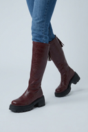 Burgundy bottes hautes plateforme crantée closeup