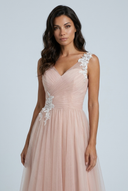 Blush Pink robe demoiselle honneur tulle ligne a dentelle col v closeup