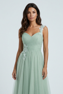 Sage Green robe demoiselle honneur tulle ligne a dentelle col v closeup