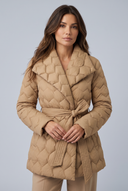 Doudoune matelassee beige camel motif ondule col chale gros plan