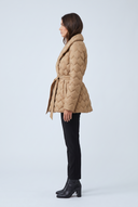 Doudoune matelassee beige camel coupe cintree vue de profil