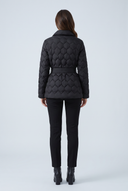 Doudoune matelassee noire motif ondule ceinture vue de dos