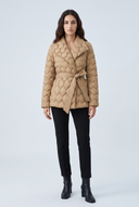 Doudoune matelassee legere beige camel col chale ceinture nouee de face