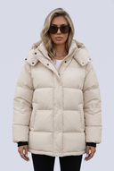 Doudoune beige capuche col montant gros plan