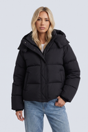 Doudoune noir capuche col montant gros plan