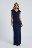 Robe longue col benitier bleu marine manches courtes froncee vue de face